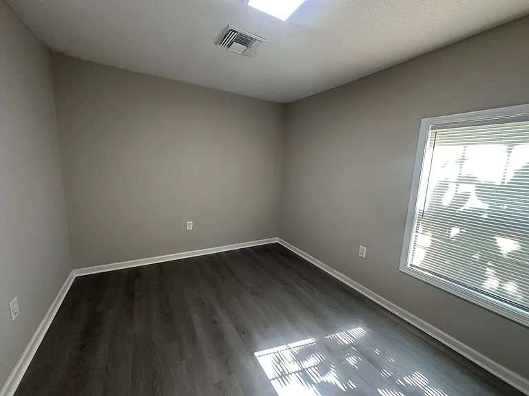 1018 Falls St — Photo 5