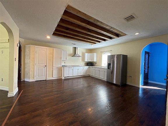 3rd image of 16360 Birch Hollow Dr