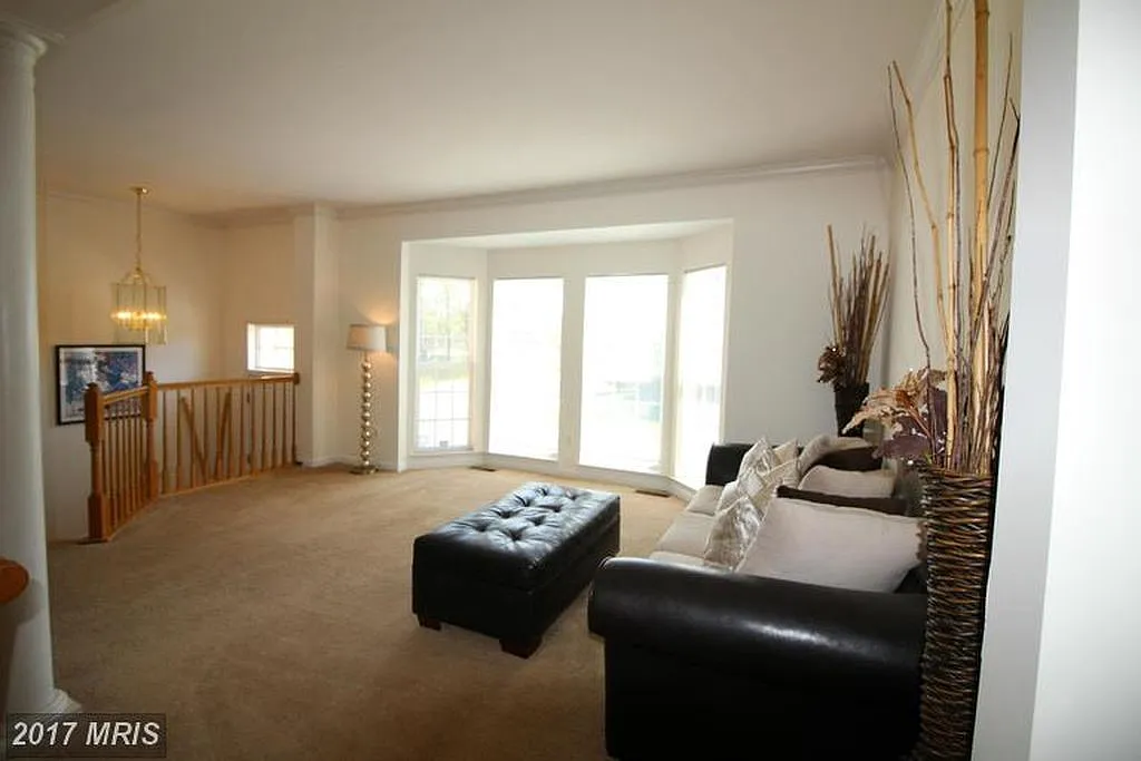 4 bed, 3.5 bath, 3300 sqft, $785 — Photo 2
