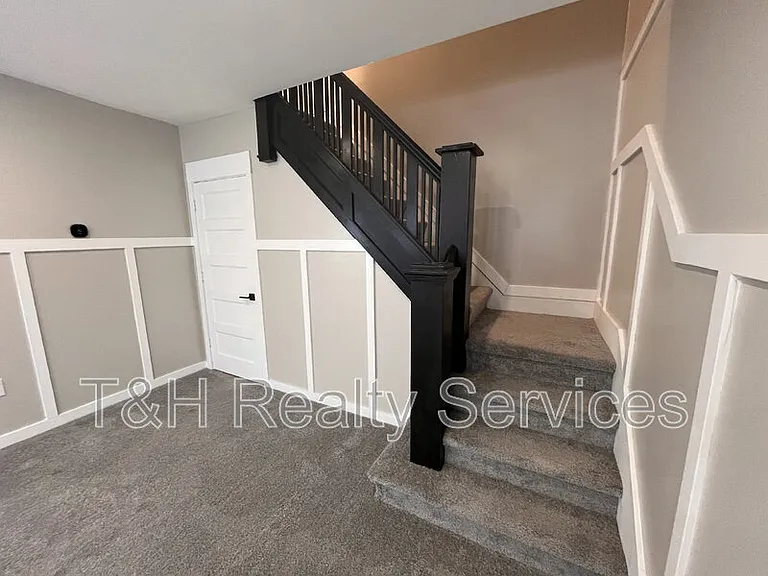608 N Gray St — Photo 6
