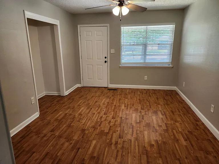 904 Sherris Ln — Photo 3