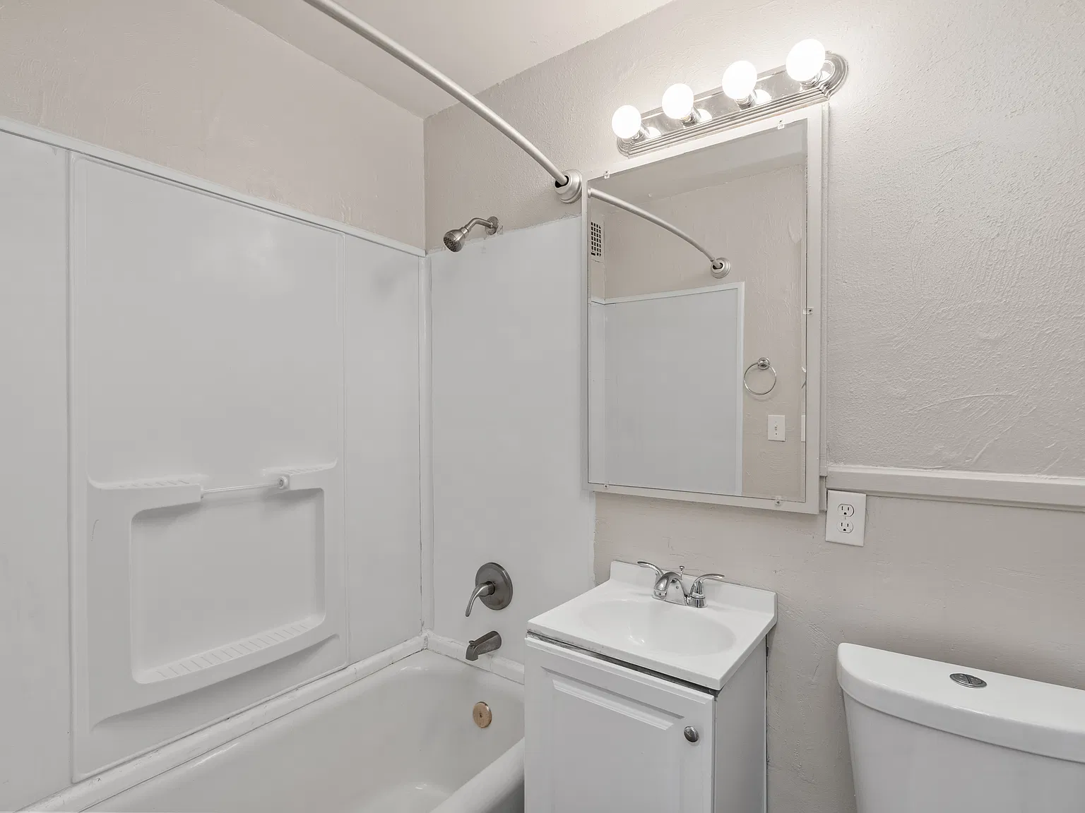 2 bed, 900 sqft, $1,350 — Photo 4