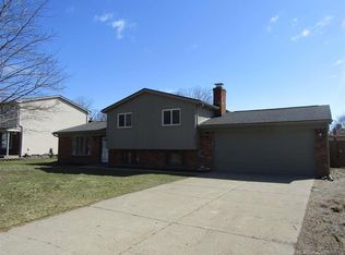 2862 Burgess Hl, Waterford, MI 48329