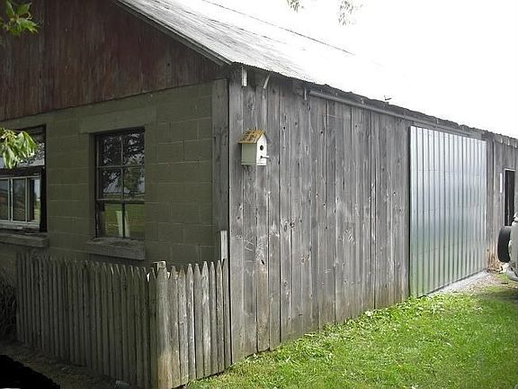 barn w/block walls and 100 amp service