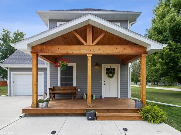 335 Lynn St, Earlham, IA 50072