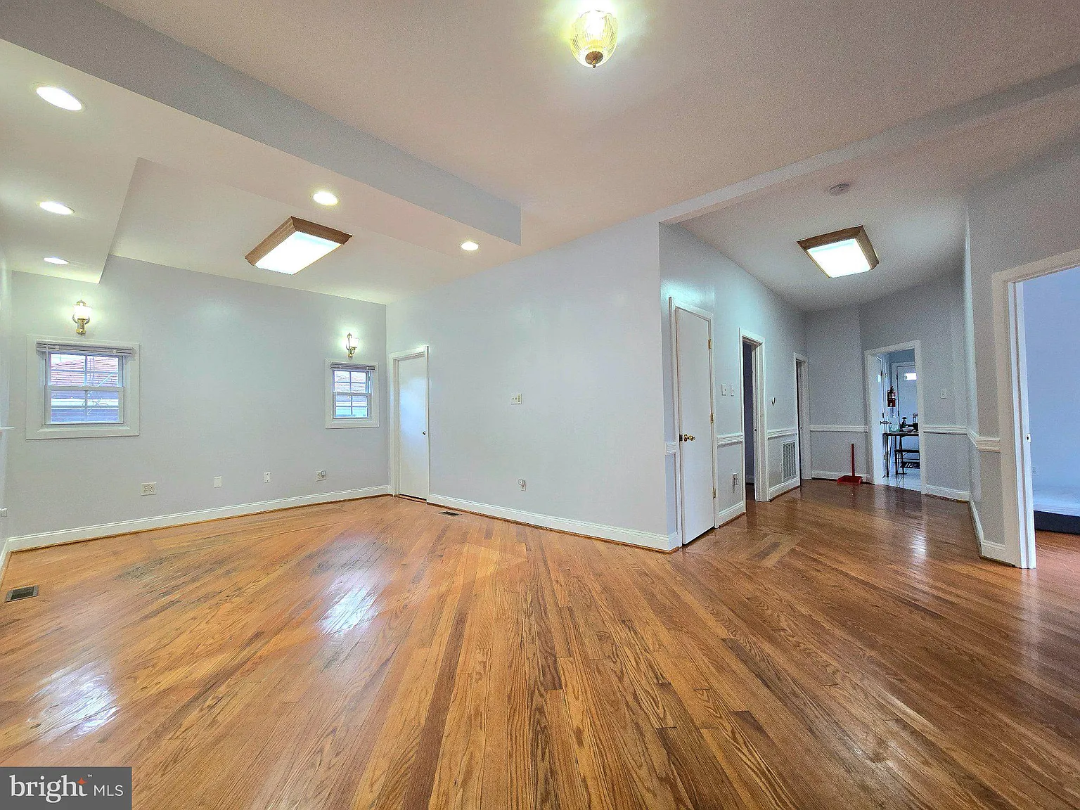 3 bed, 1.5 bath, 2520 sqft, $2,500 — Photo 4