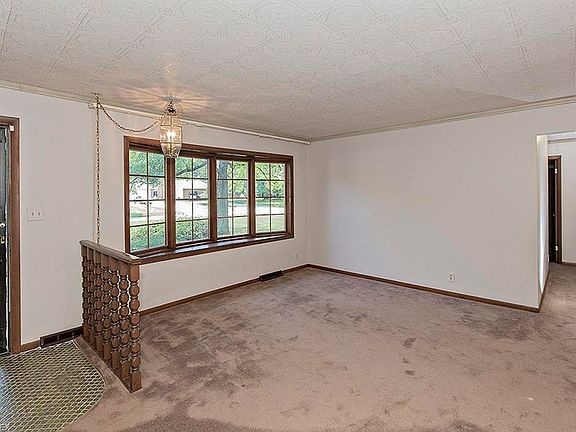4th image of 25031 Heather Ln