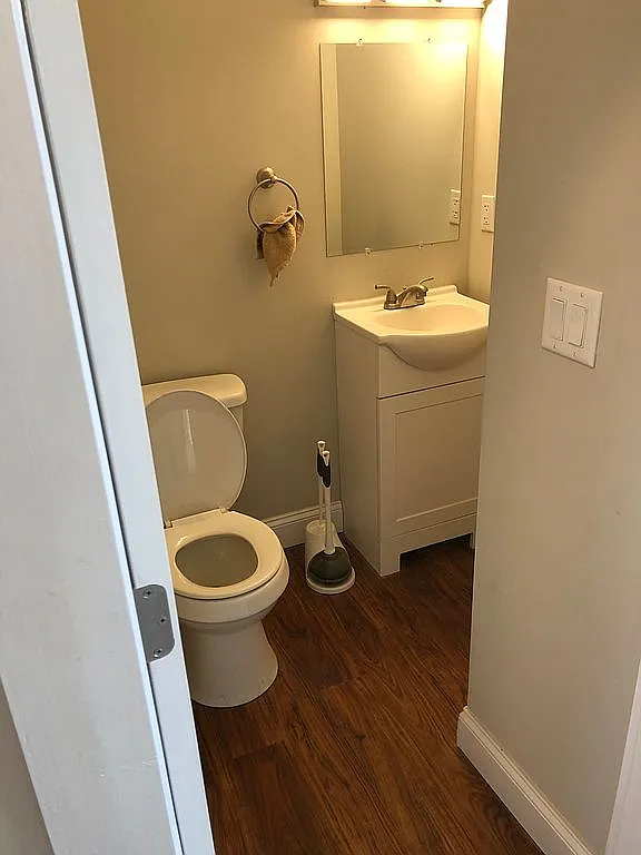 102 W Walnut St photo 1
