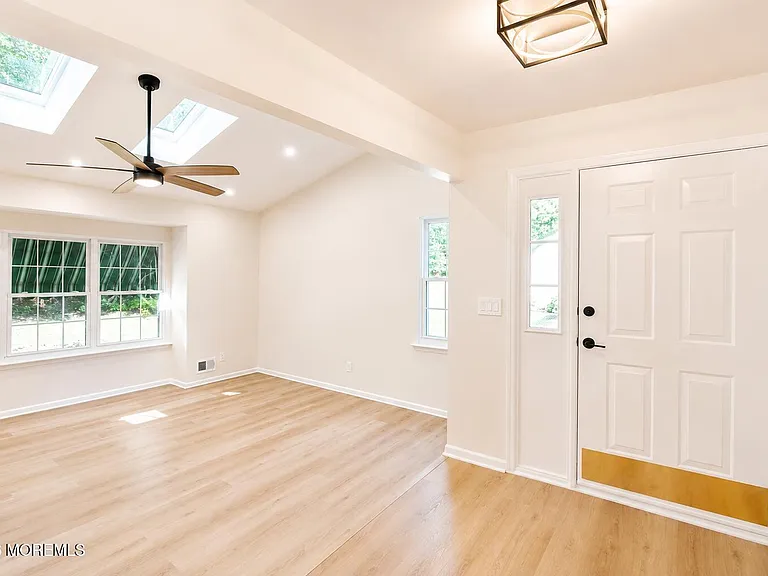 99 Oak Ln — Photo 5