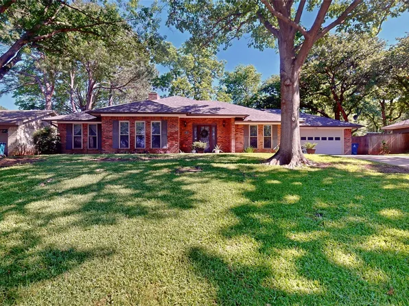 2910 Brookshire Dr, Grapevine, TX 76051