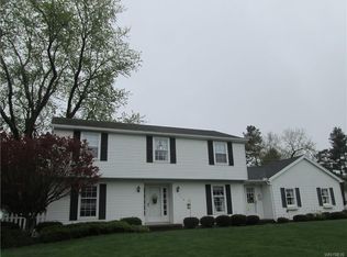 7118 Ridgewood Dr, Lockport, NY 14094