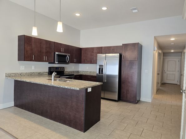 9301 N Robinhood Ave