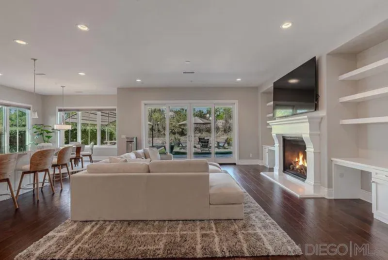 4 bed, 4.5 bath, 4433 sqft, $16,900 — Photo 3