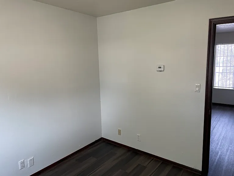 Renovated 2nd Floor Nob Hill 1 Bedroom w/ Ref Air & Balcony! — Photo 9