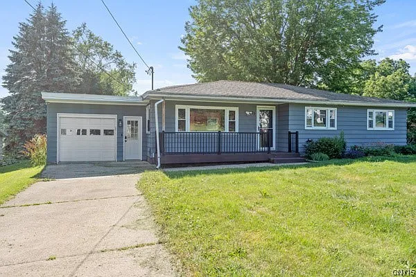3 bed, 1.0 bath, 1356 sqft, $2,600 — Photo 2