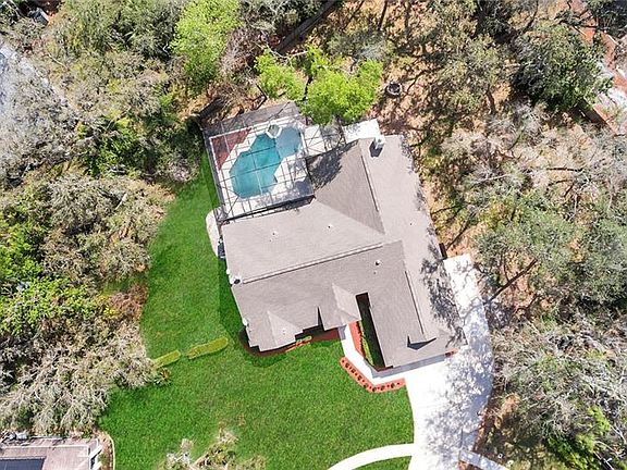 3rd image of 319 Oakwood Ct
