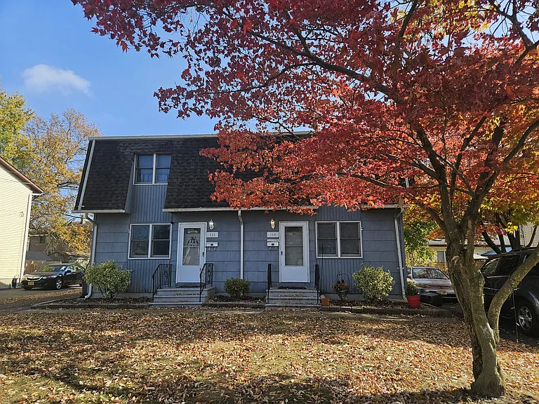 158 Marshall Ave W — Photo 1