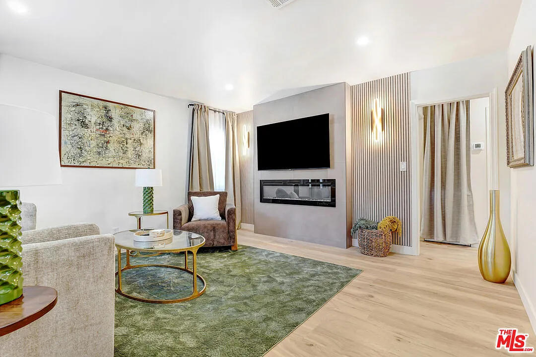 2 bed, 1.0 bath, 810 sqft, $3,300 — Photo 2