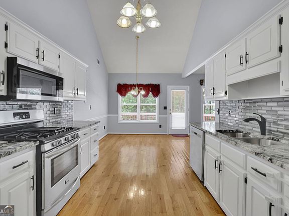3rd image of 2465 Chandler Rd
