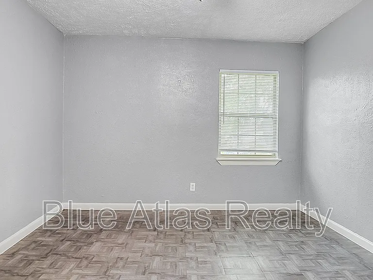 2215 Riverview Dr #D — Photo 9