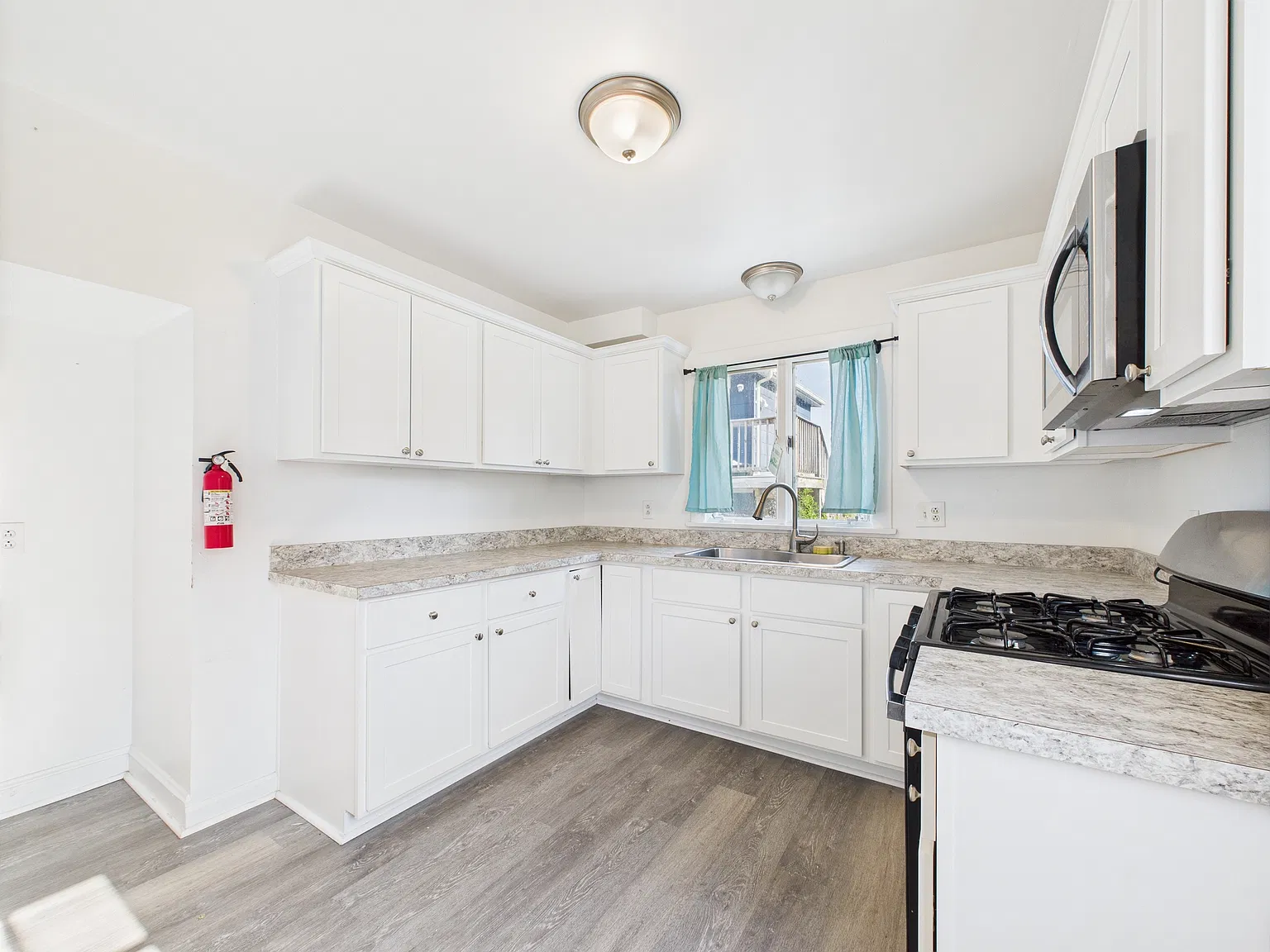 3 bed, 1050 sqft, $1,900 — Photo 3