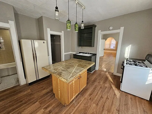 2 bed, 950 sqft, $925 — Photo 3