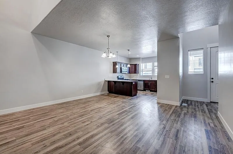 4 bed, 3.5 bath, 2400 sqft, $685 — Photo 4