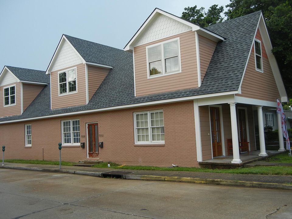 Exterior View of 1004 S Washington St