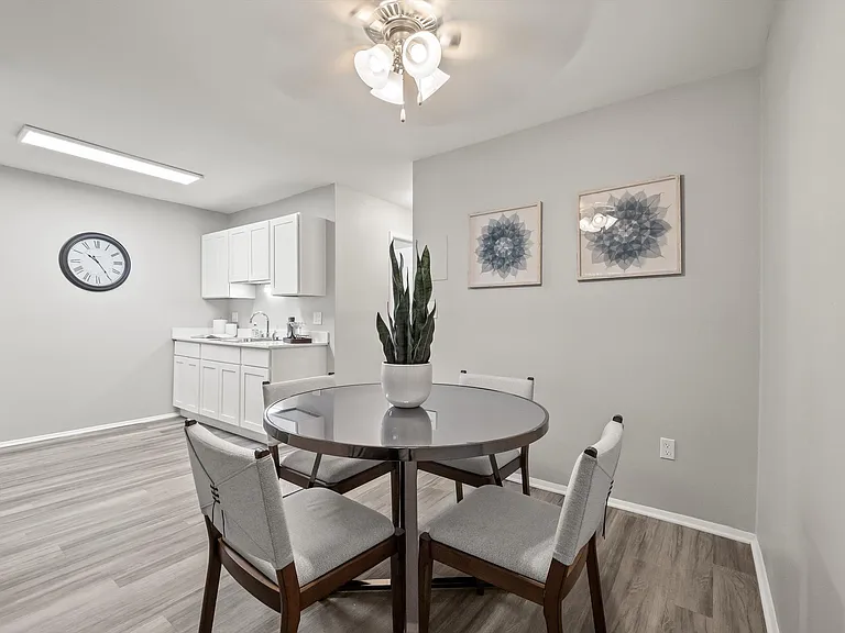 Huntington House Apartments — Photo 9