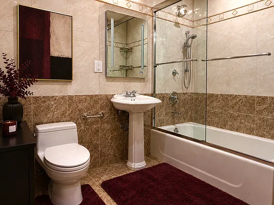 Bathroom 2, photo 1