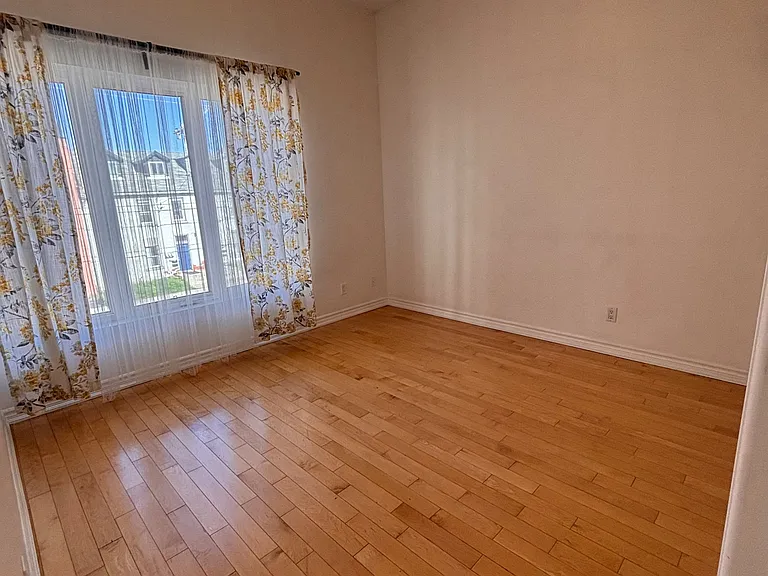 130 Wellington St N #201 — Photo 12
