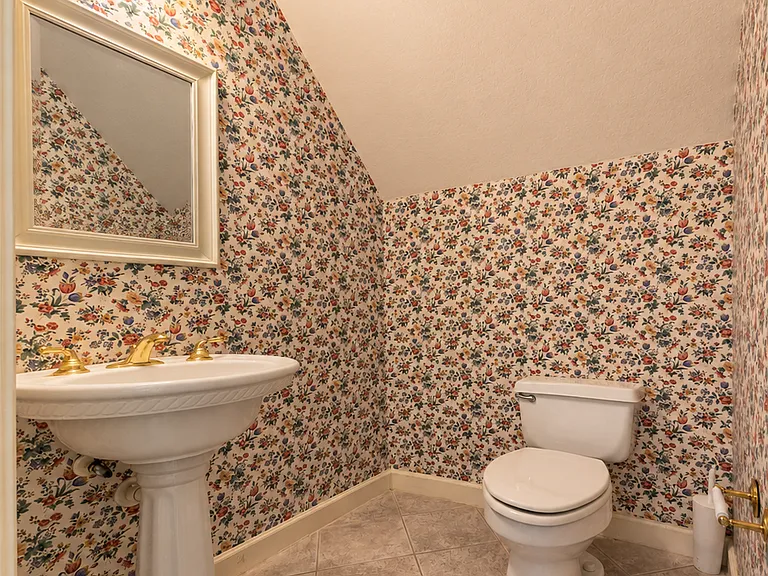 Upstairs Bonus Room Half Bath