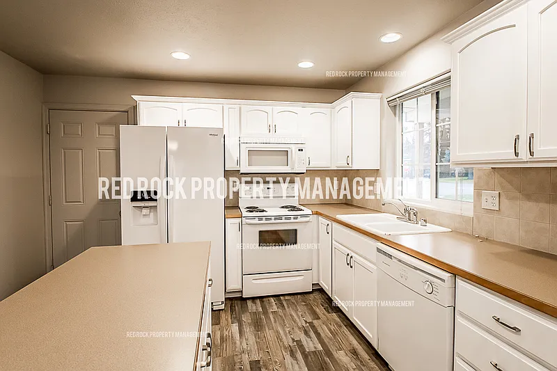 3 bed, 2.5 bath, 1412 sqft, $2,000 — Photo 3