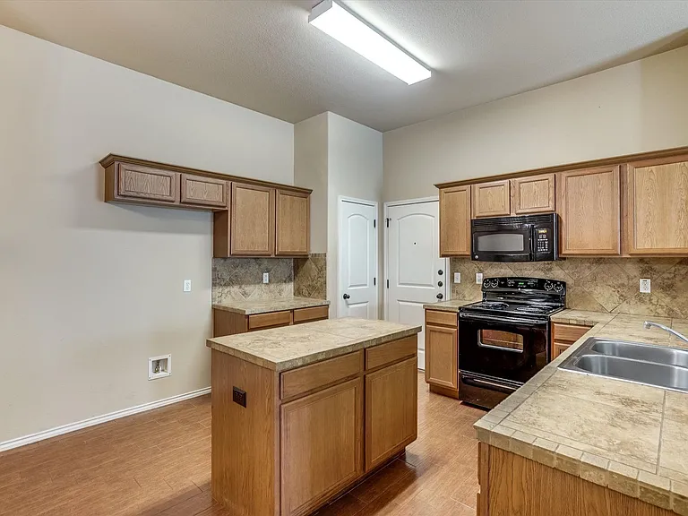 1124 Brendon Lee Ln — Photo 8