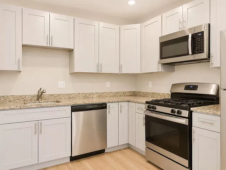 8 Lawton Pl — Photo 3