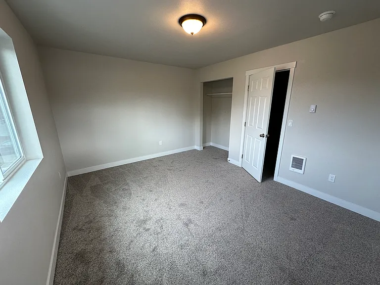 450 SE Lilly Ave #1 — Photo 7