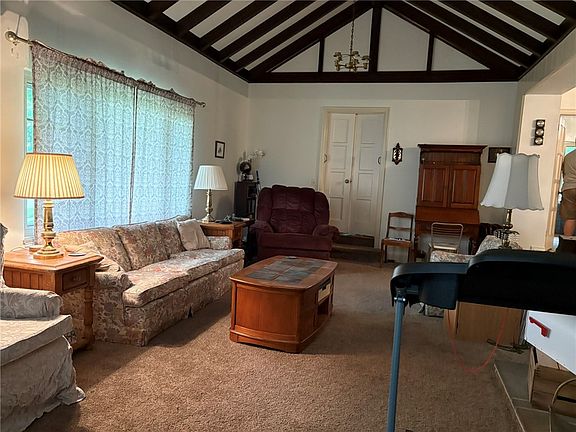 5th image of 525 Riverview Dr