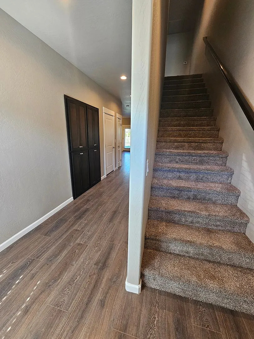 Beautiful newly constructed townhomes in East Medford — Photo 2
