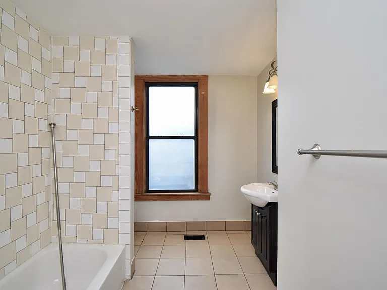 522 E 12th St #1 — Photo 17