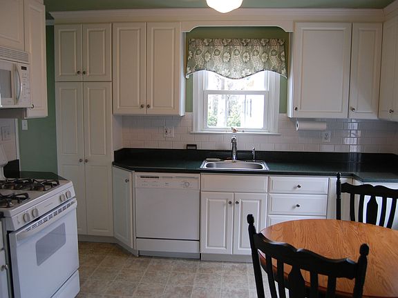 eat-in custom kitchen