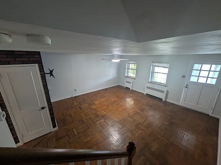 902 Woodlawn Ave — Photo 5