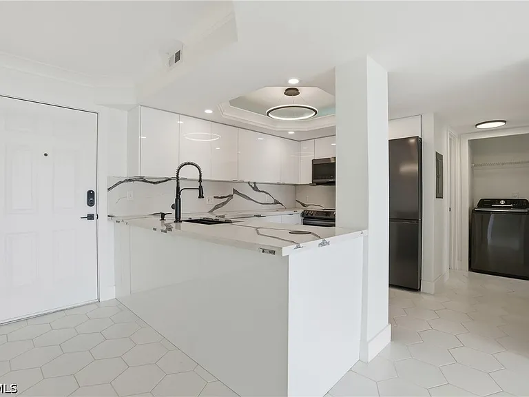 2885 Palm Beach Blvd #402 — Photo 6