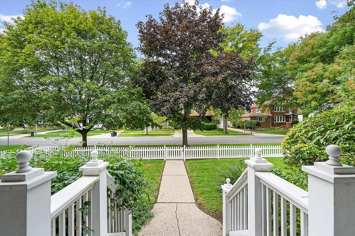 5 bed, 2.5 bath, 2500 sqft, $3,600 — Photo 4