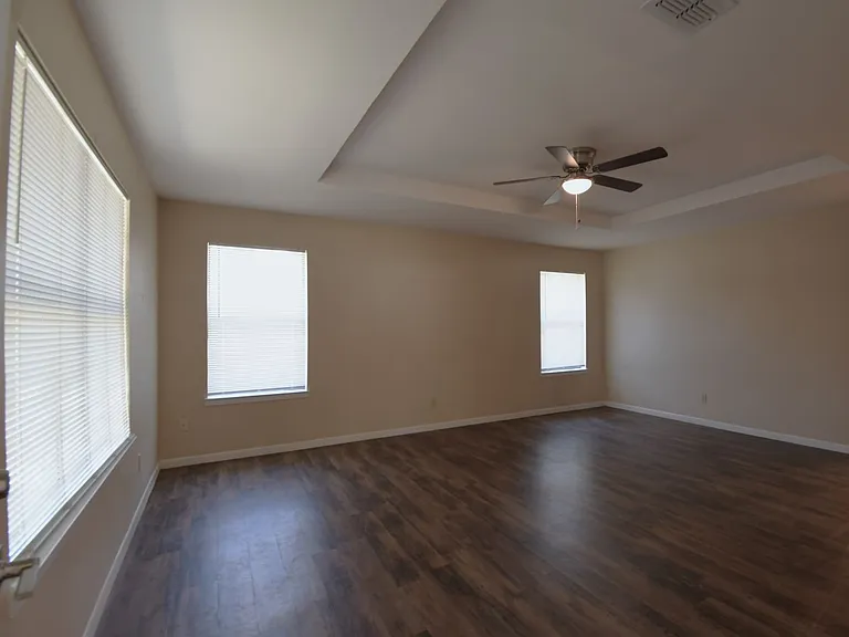 2529 Westminster Dr — Photo 4