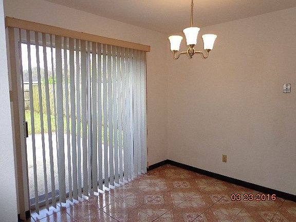 3rd image of 136 Dianne Dr