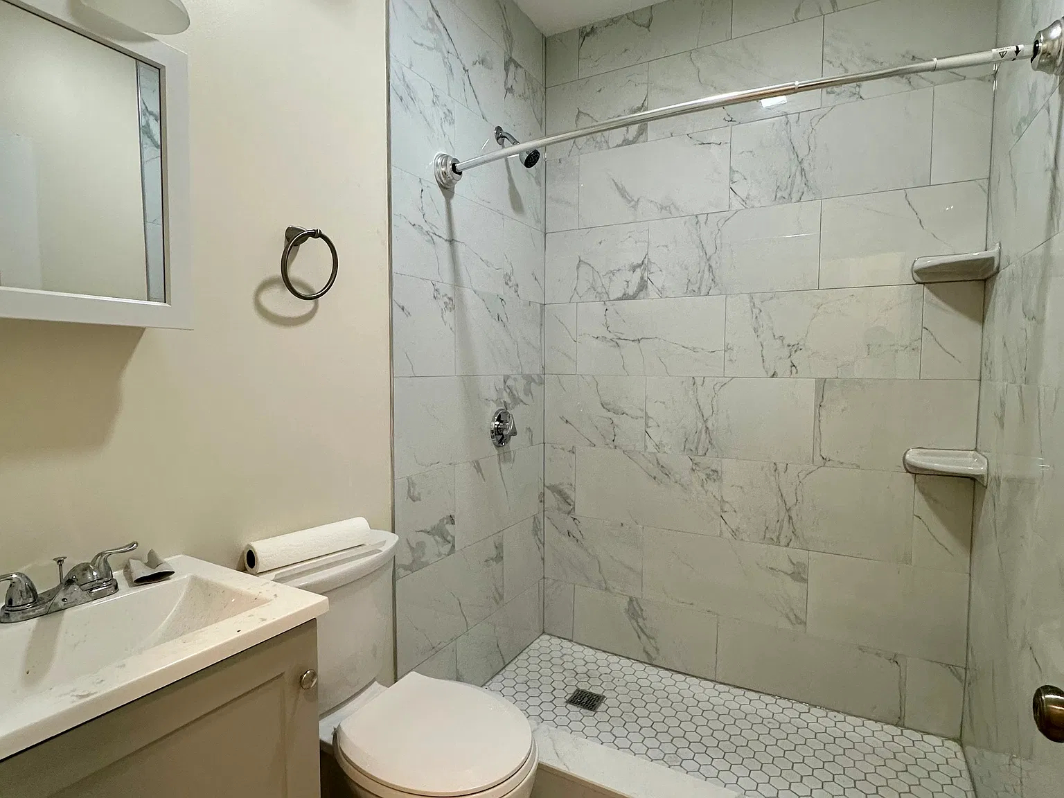 6 bed, 2000 sqft, $9,200 — Photo 3