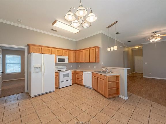 4th image of 906 Gardenia St