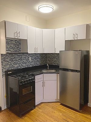 5th image of 136 Orchard St APT 3