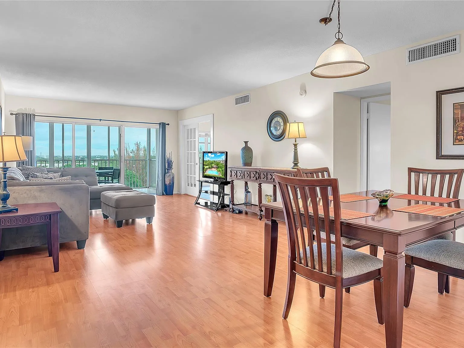 2 bed, 2.0 bath, 1100 sqft, $2,350 — Photo 2