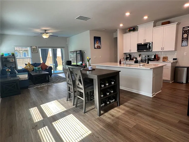 242 Wells Cir — Photo 3